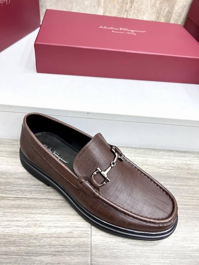 工厂价： 品牌：Ferragamo 菲拉格慕 等级：官网同款 高品质皮鞋 材料：定制牛皮牛皮内里 原版防滑耐磨橡胶大底 可定制真皮大底 款式类别：男士时尚正装商